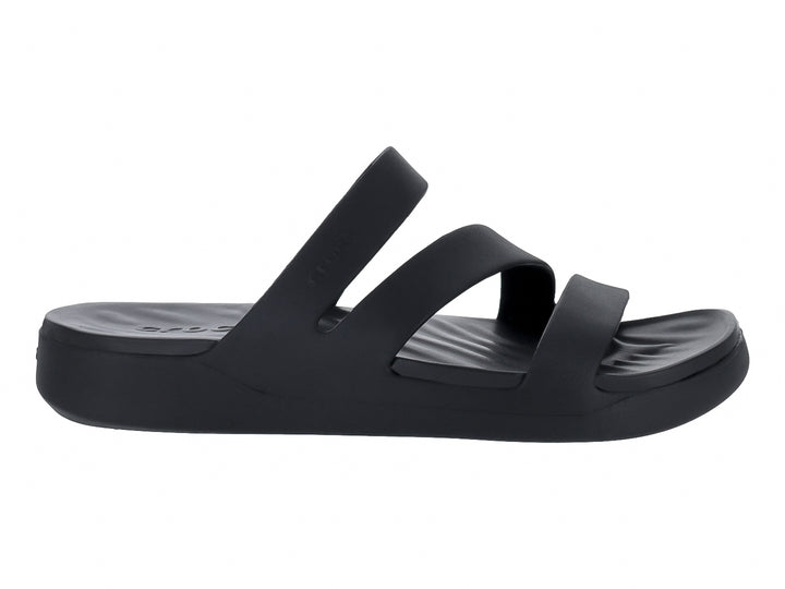 Sandalia negra de tiras con suela de plataforma marca Crocs.