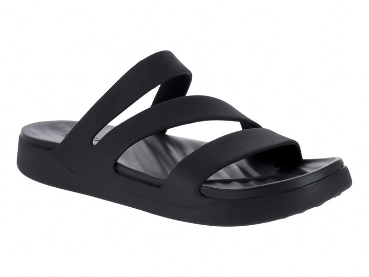 Sandalia negra de tiras con suela de plataforma marca Crocs.