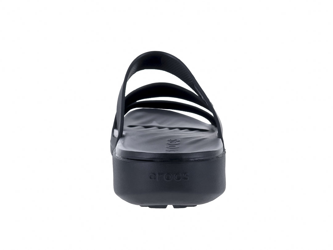 Sandalia negra de tiras con suela de plataforma marca Crocs.