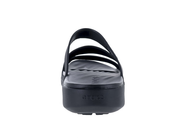 Sandalia negra de tiras con suela de plataforma marca Crocs.