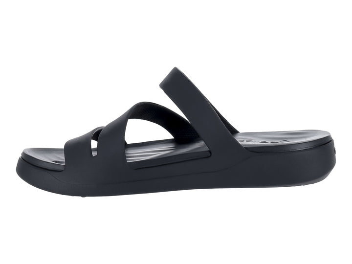 Sandalia negra de tiras con suela de plataforma marca Crocs.