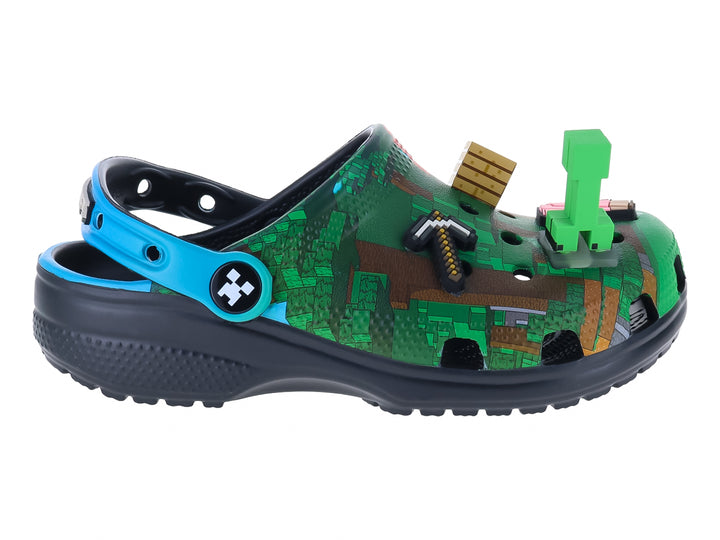 Zueco Crocs Minecraft verde pixelado con suela gris, correa azul y adornos temáticos.