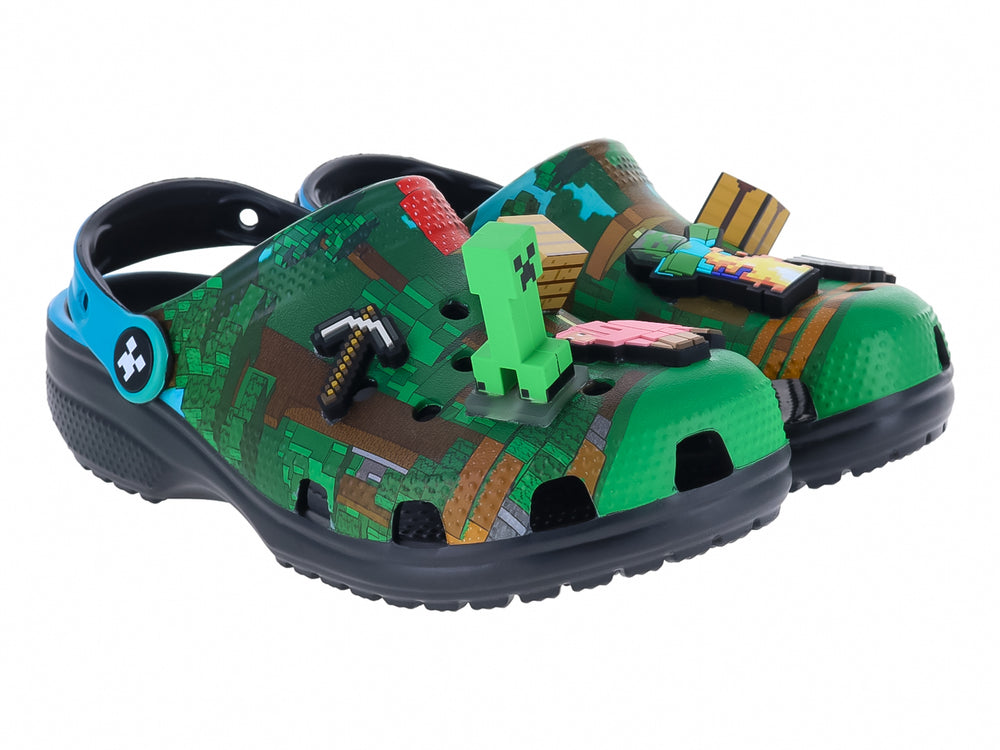 Zueco Crocs Minecraft verde pixelado con suela gris, correa azul y adornos temáticos.
