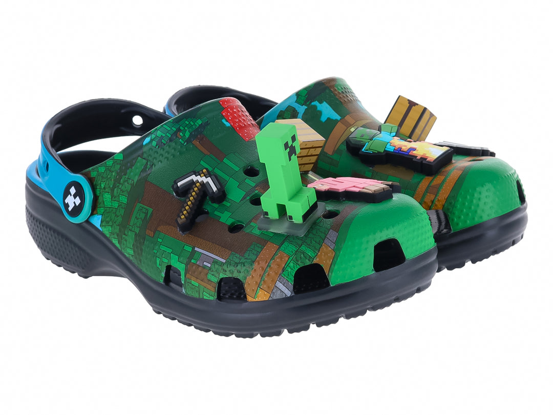 Zueco Crocs Minecraft verde pixelado con suela gris, correa azul y adornos temáticos.
