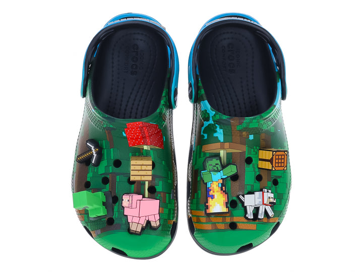 Zueco Crocs Minecraft verde pixelado con suela gris, correa azul y adornos temáticos.