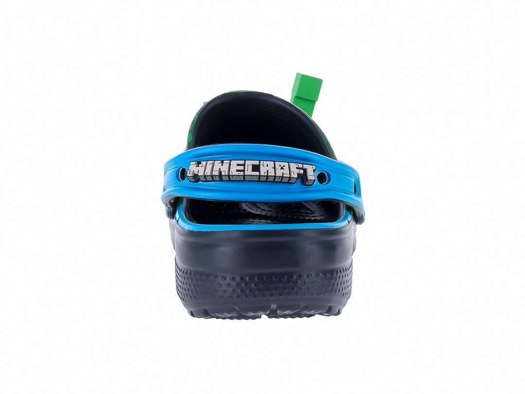 Zueco Crocs Minecraft verde pixelado con suela gris, correa azul y adornos temáticos.
