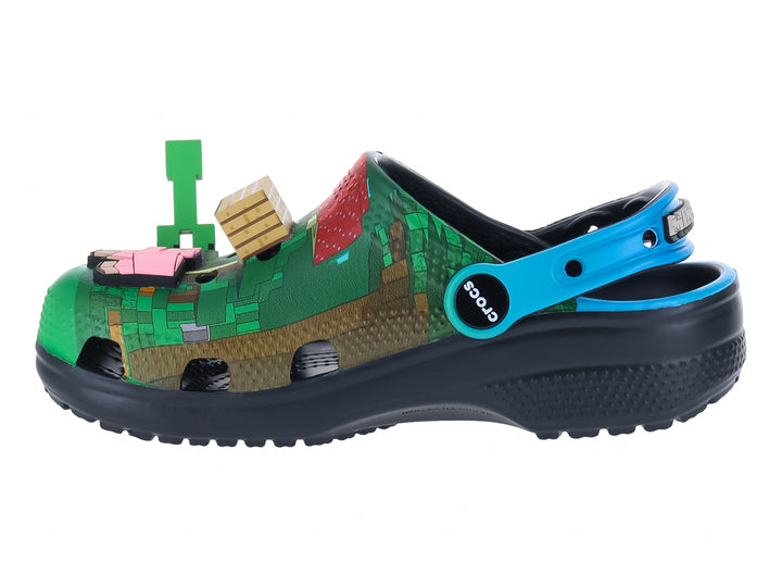 Zueco Crocs Minecraft verde pixelado con suela gris, correa azul y adornos temáticos.