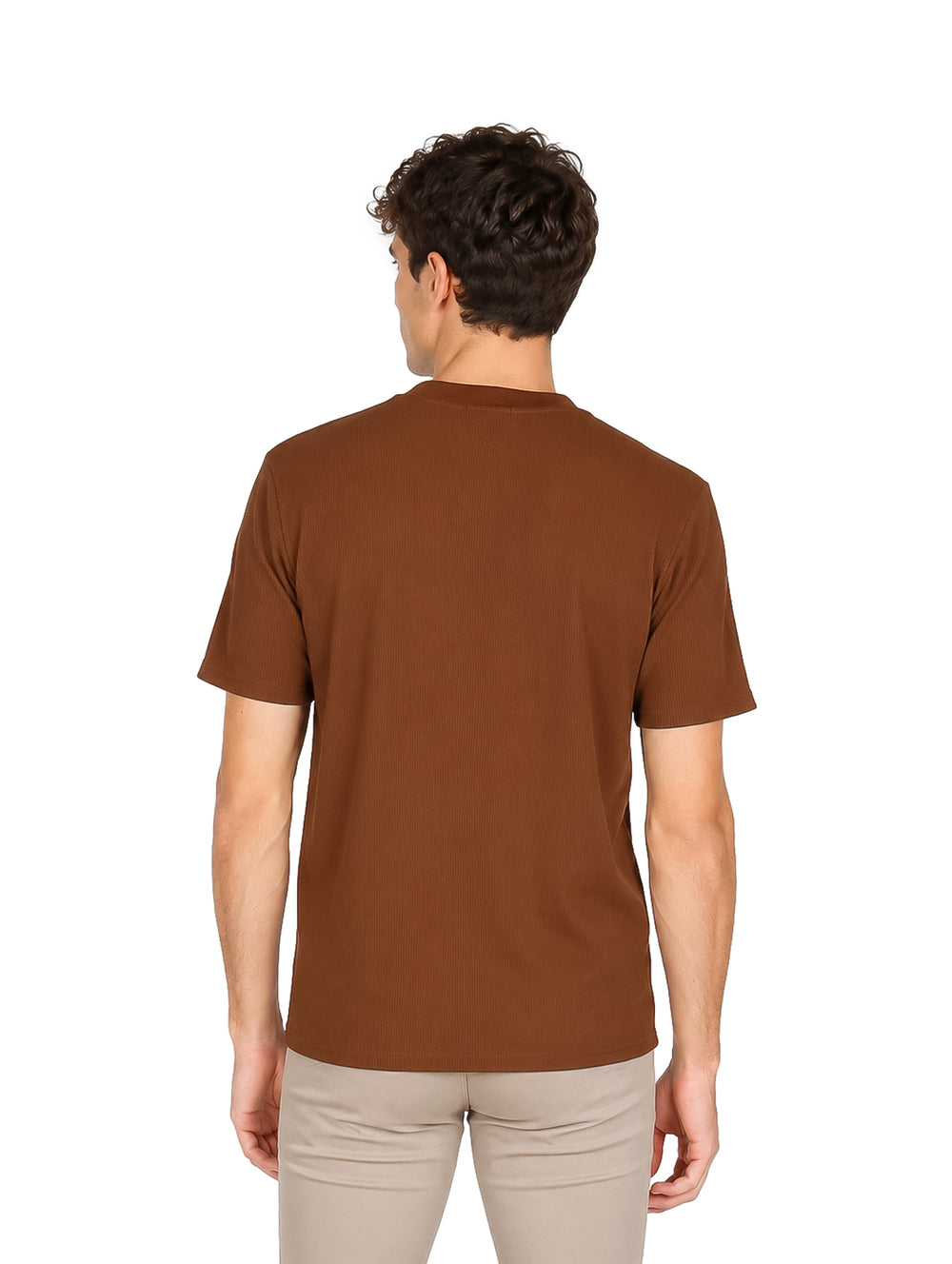 Hombre vistiendo una camiseta básica de color café con cuello redondo y manga corta.