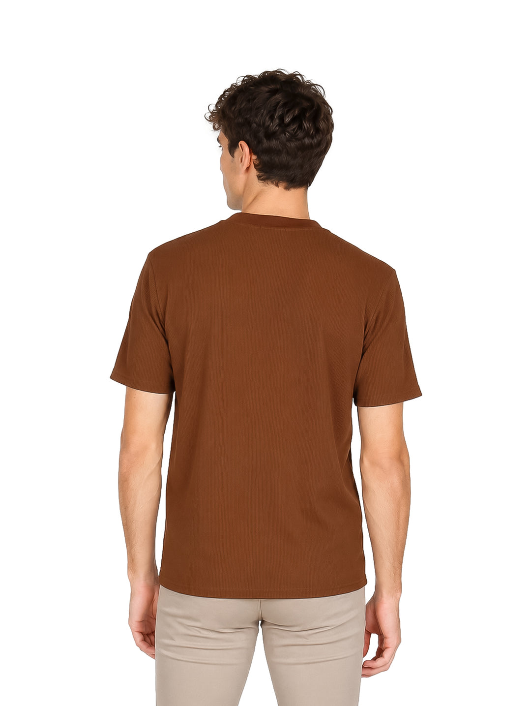 Hombre vistiendo una camiseta básica de color café con cuello redondo y manga corta.