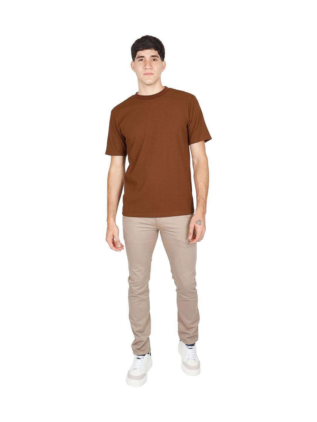 Hombre vistiendo una camiseta básica de color café con cuello redondo y manga corta.