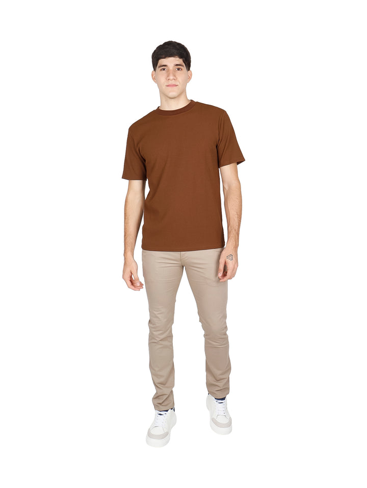 Hombre vistiendo una camiseta básica de color café con cuello redondo y manga corta.
