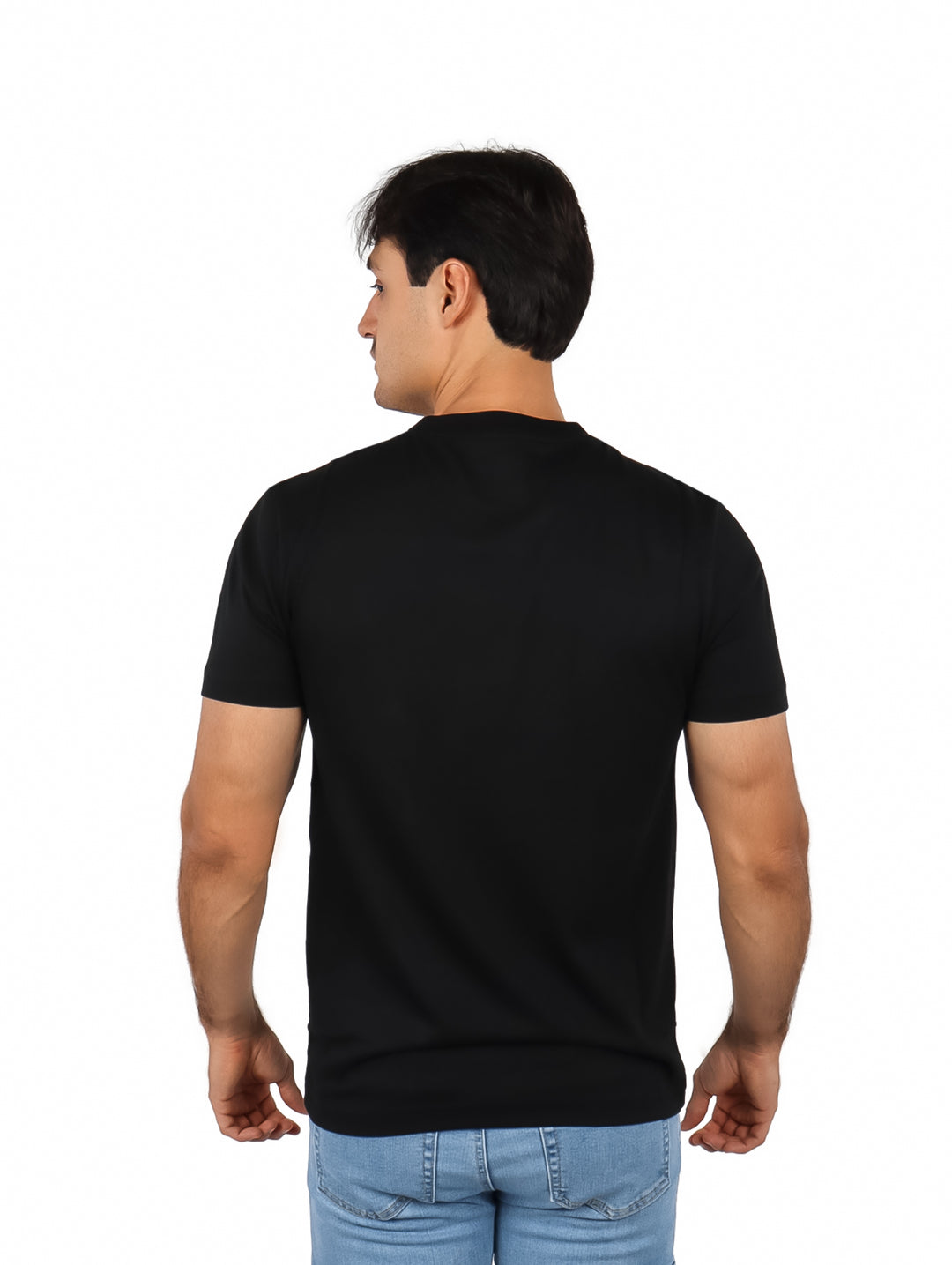 Hombre vistiendo una camiseta negra de manga corta con un logotipo grande de cocodrilo naranja en el pecho.