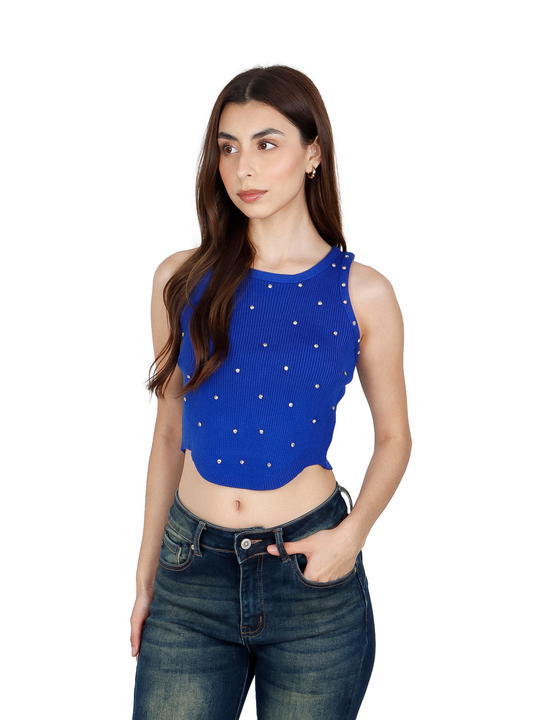 Mujer vistiendo un crop top azul royal acanalado con detalles brillantes y jeans azules.
