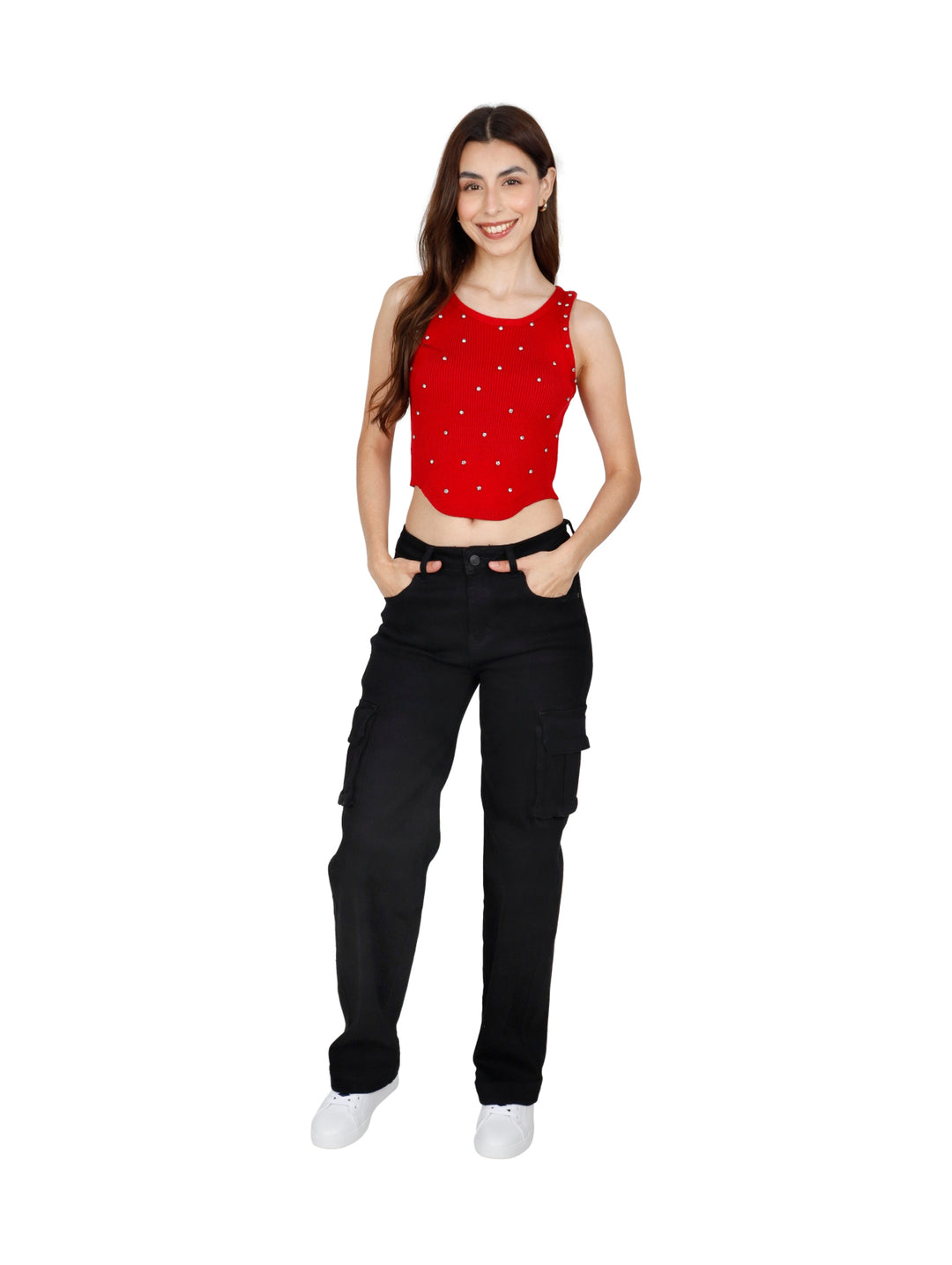 Mujer vistiendo un crop top rojo sin mangas con pequeños detalles brillantes y pantalones negros.