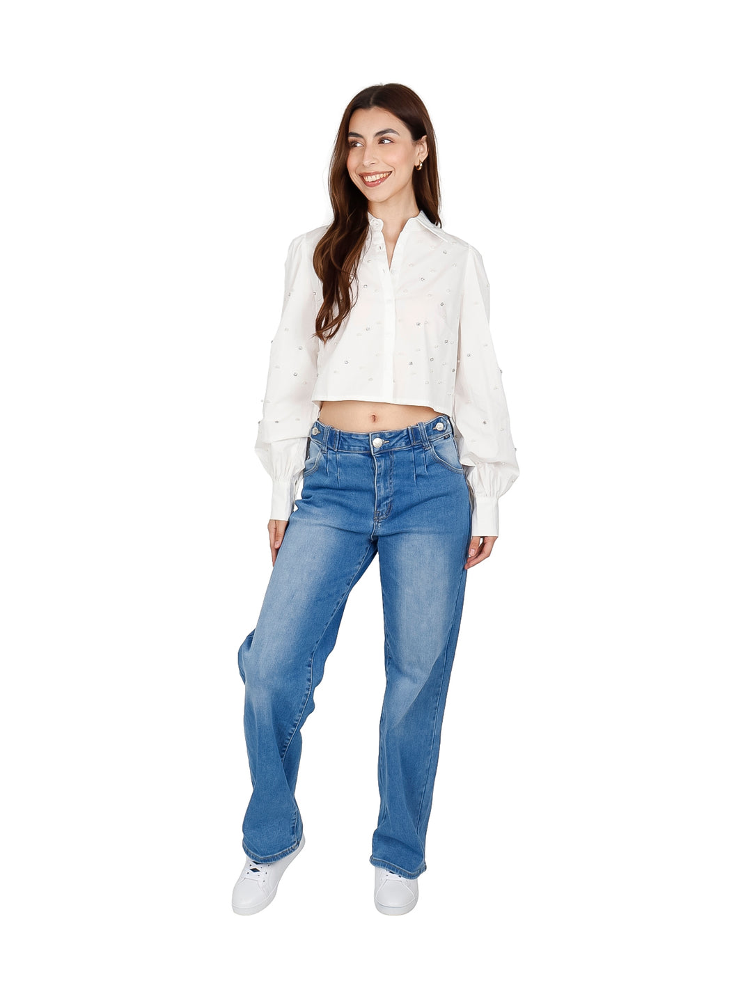 Mujer vistiendo una camisa crop top blanca con detalles de perlas y mangas largas.