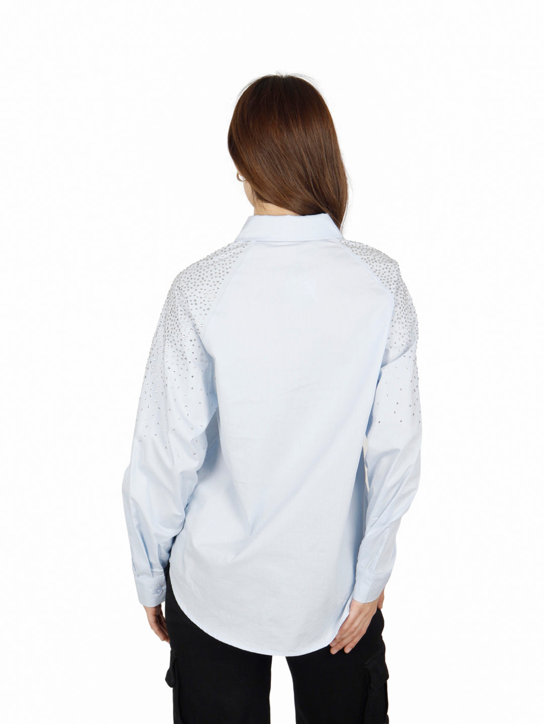 Camisa oversize color azul claro para mujer con detalles brillantes en el hombro.