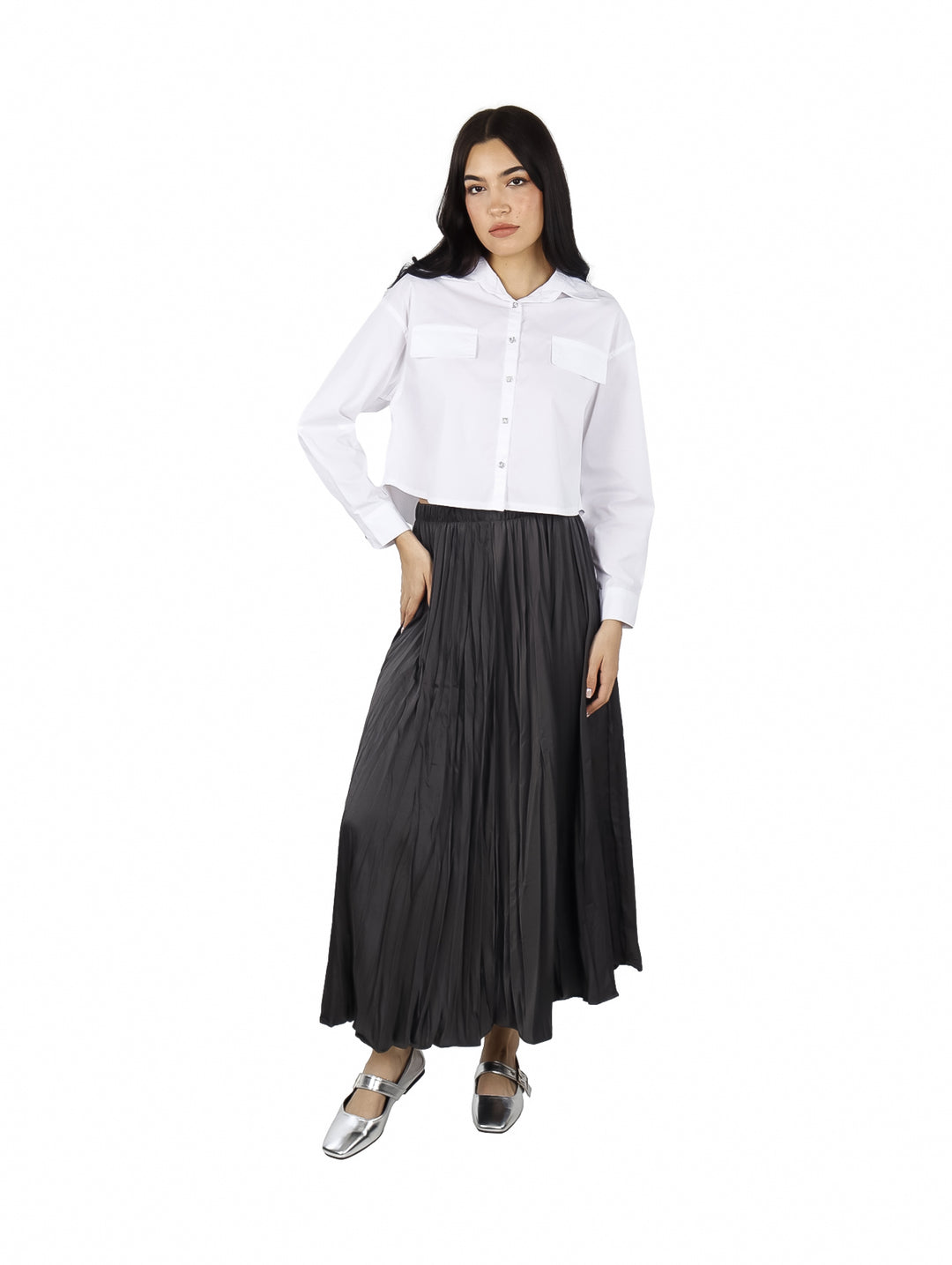 Mujer vistiendo una falda larga plisada de color gris oxford con cintura elástica.