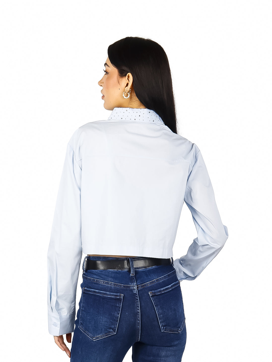 Mujer vistiendo una camisa cropped de color azul claro con manga larga y cuello.