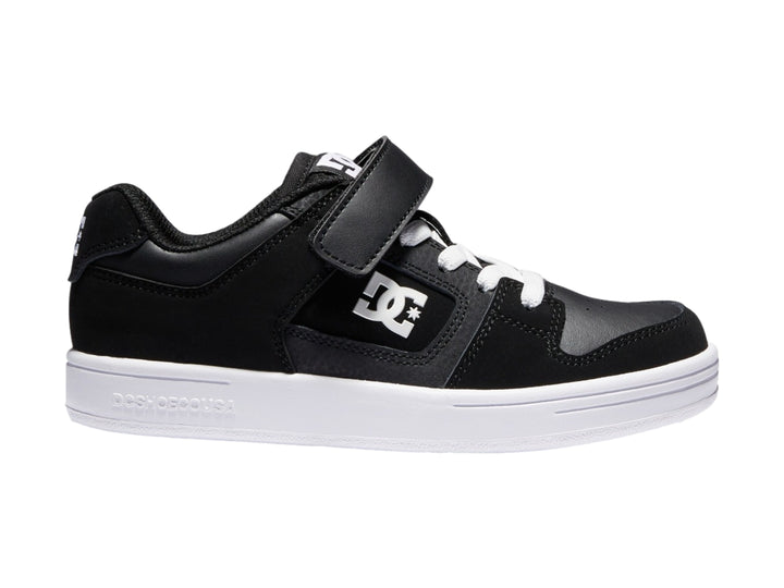 Tenis DC Shoes para niño en color negro y blanco con cierre de velcro y suela blanca.