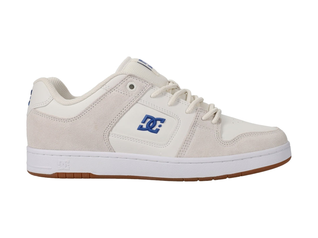 Tenis DC Shoes color blanco con suela café y logotipo azul lateral
