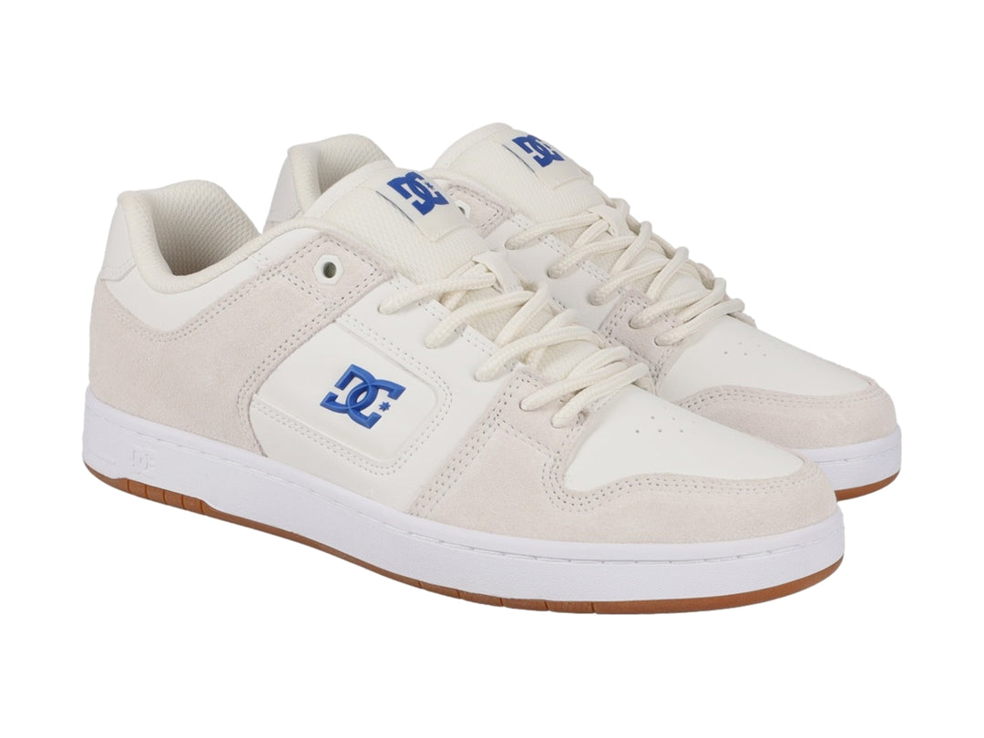 Tenis DC Shoes color blanco con suela café y logotipo azul lateral