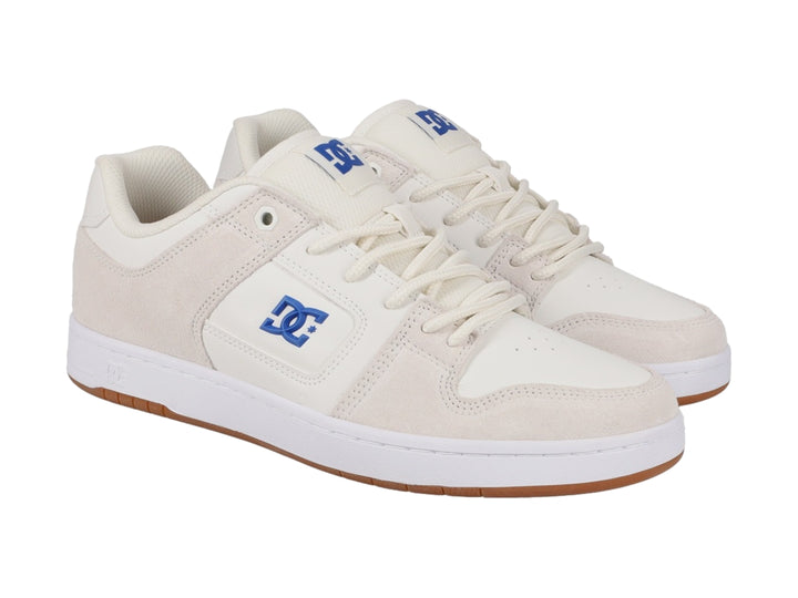 Tenis DC Shoes color blanco con suela café y logotipo azul lateral