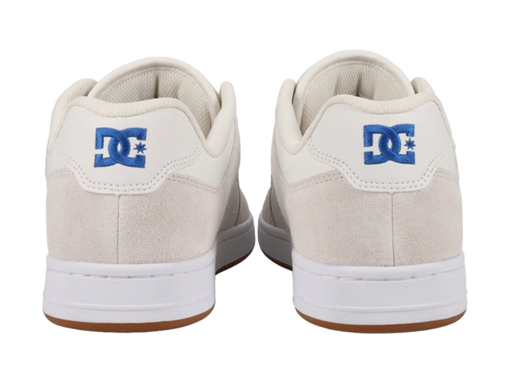 Tenis DC Shoes color blanco con suela café y logotipo azul lateral