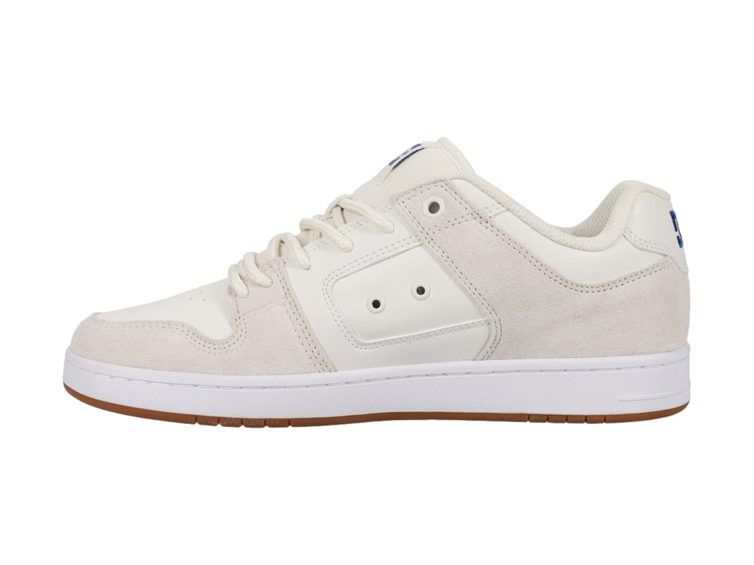 Tenis DC Shoes color blanco con suela café y logotipo azul lateral