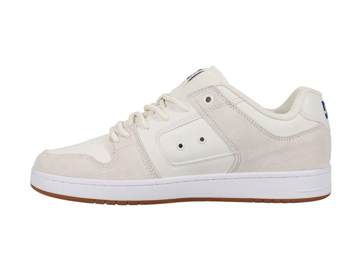 Tenis DC Shoes color blanco con suela café y logotipo azul lateral