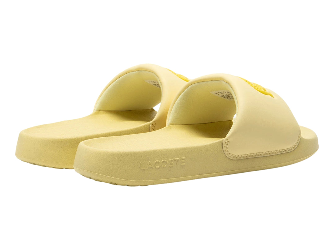 Sandalia slide Lacoste de color amarillo claro con logotipo bordado en la banda superior.