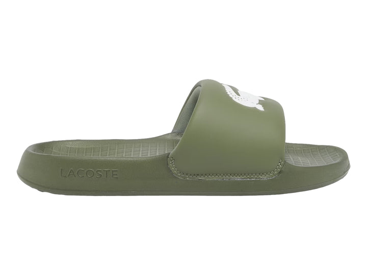 Sandalia slide Lacoste de color verde caqui con logotipo blanco en la banda superior.