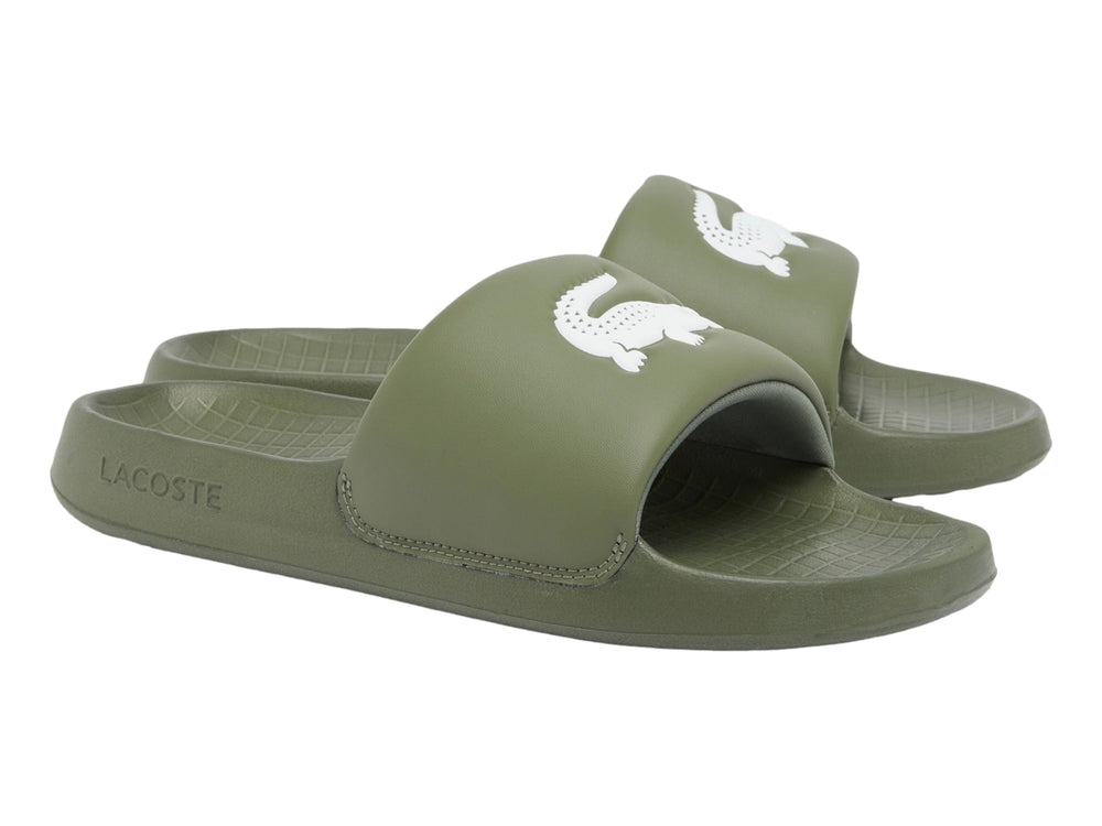Sandalia slide Lacoste de color verde caqui con logotipo blanco en la banda superior.