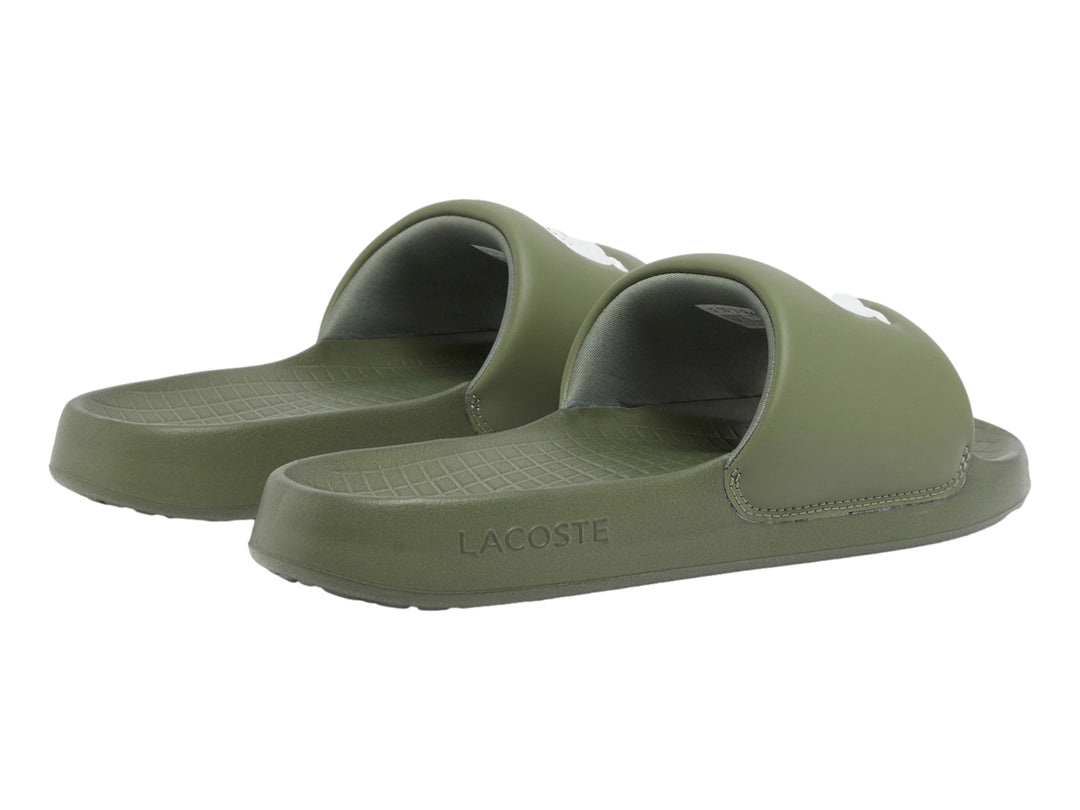 Sandalia slide Lacoste de color verde caqui con logotipo blanco en la banda superior.