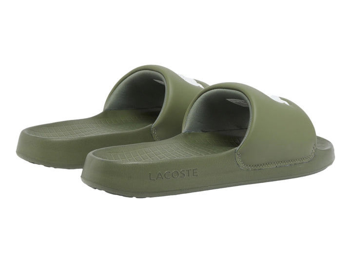 Sandalia slide Lacoste de color verde caqui con logotipo blanco en la banda superior.