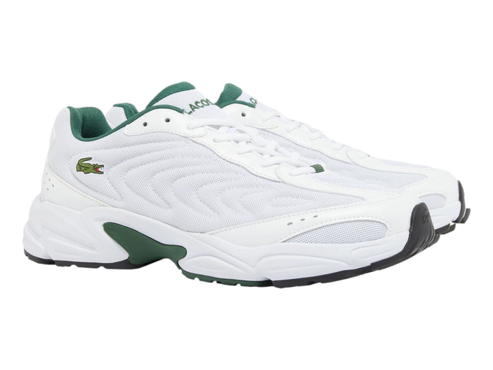 Tenis deportivos Lacoste de color blanco con detalles en verde oscuro y suela robusta.