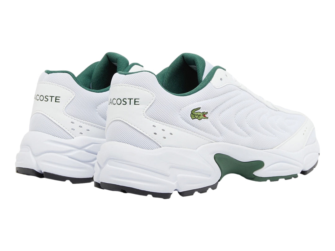 Tenis deportivos Lacoste de color blanco con detalles en verde oscuro y suela robusta.