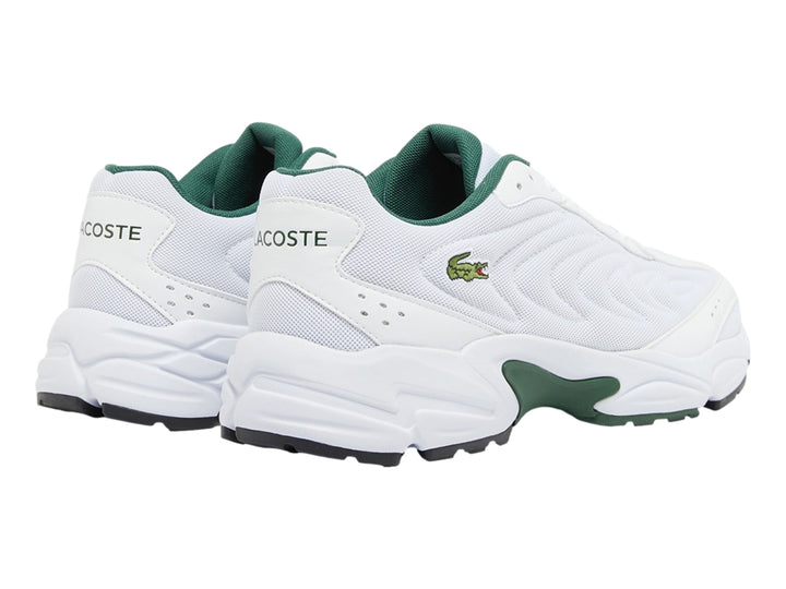 Tenis deportivos Lacoste de color blanco con detalles en verde oscuro y suela robusta.