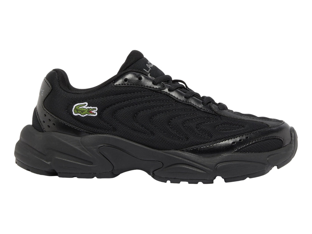 Tenis deportivos Lacoste color negro con suela gruesa y detalles sintéticos.