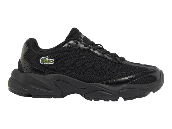 Tenis deportivos Lacoste color negro con suela gruesa y detalles sintéticos.