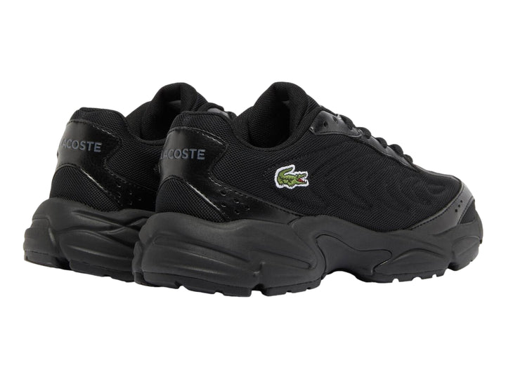 Tenis deportivos Lacoste color negro con suela gruesa y detalles sintéticos.