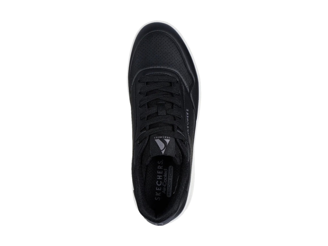 Tenis Skechers Uno Court color negro con suela blanca y cámara de aire visible en el talón.