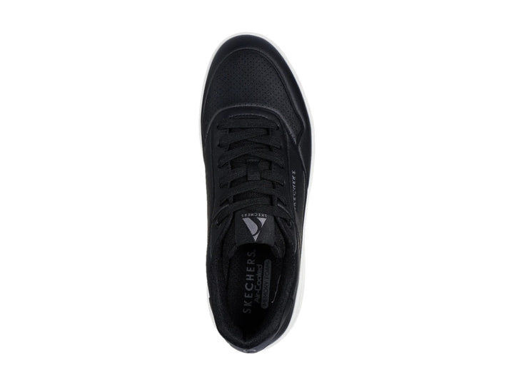 Tenis Skechers Uno Court color negro con suela blanca y cámara de aire visible en el talón.