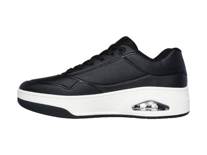Tenis Skechers Uno Court color negro con suela blanca y cámara de aire visible en el talón.
