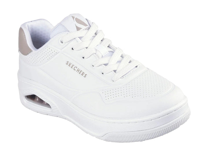 Tenis blancos Skechers Uno Court con detalle gris en el talón y cámara de aire visible en la suela.