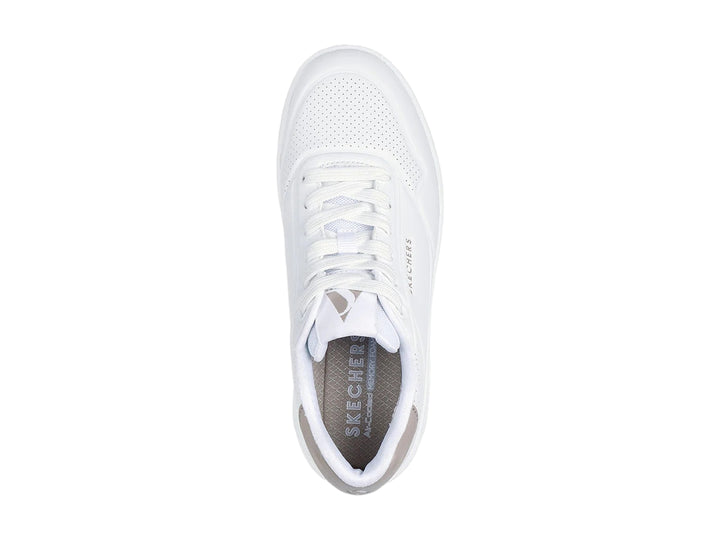 Tenis blancos Skechers Uno Court con detalle gris en el talón y cámara de aire visible en la suela.