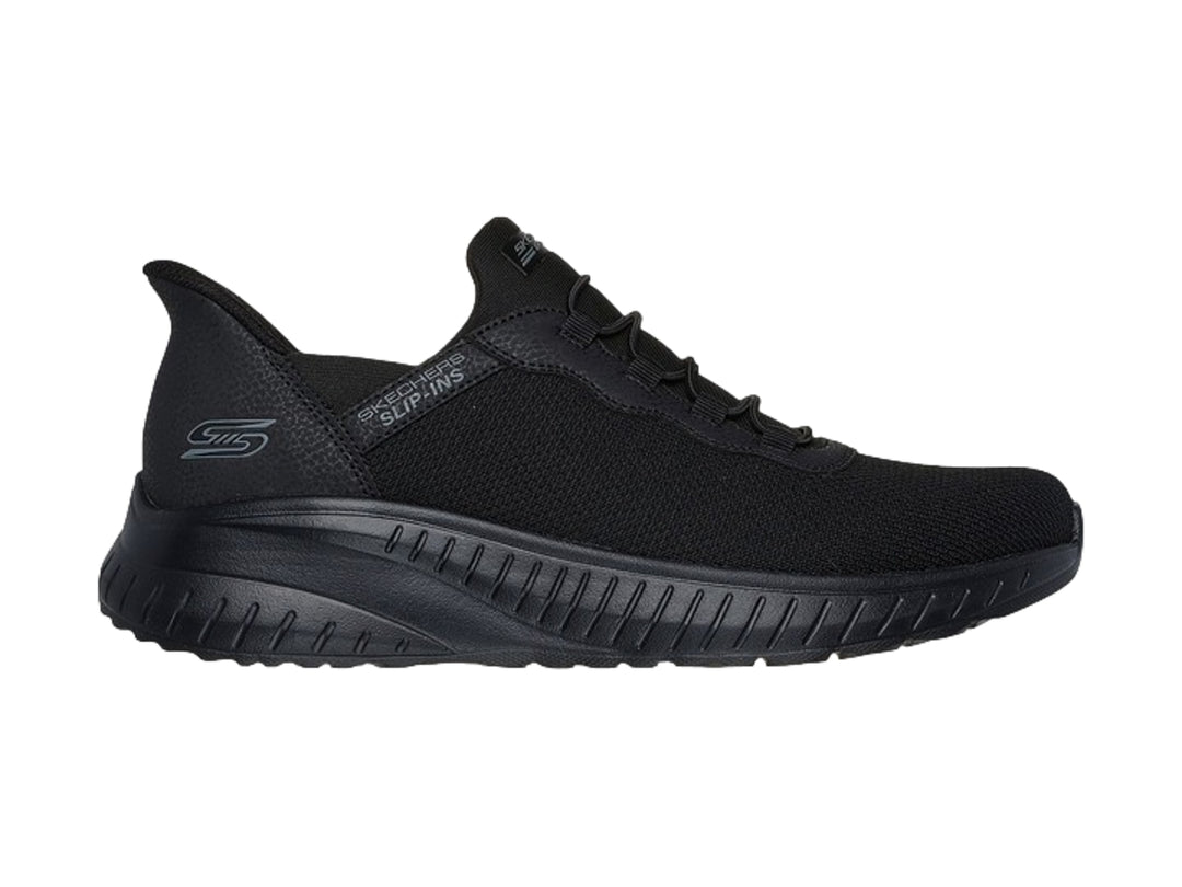 Tenis Skechers Slip-ins color negro total con suela texturizada y parte superior de malla transpirable.