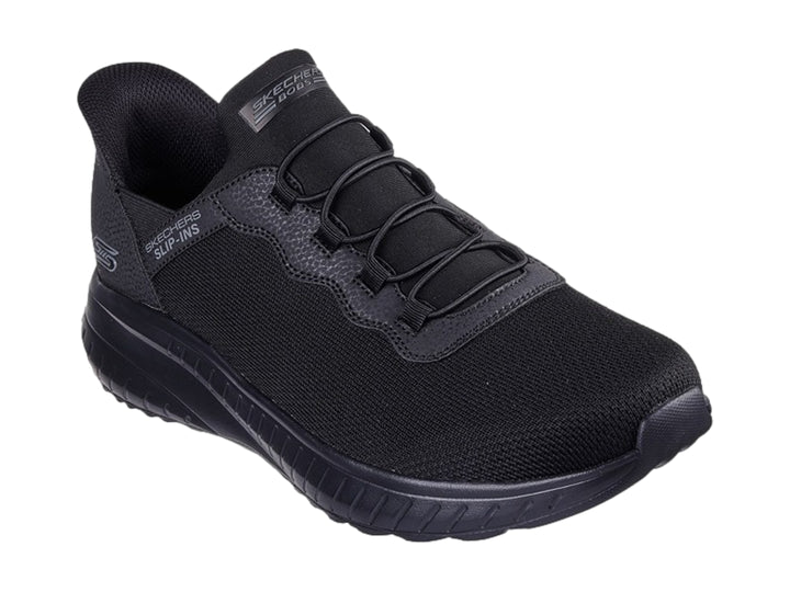Tenis Skechers Slip-ins color negro total con suela texturizada y parte superior de malla transpirable.