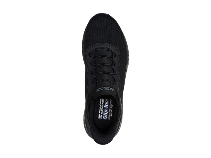 Tenis Skechers Slip-ins color negro total con suela texturizada y parte superior de malla transpirable.