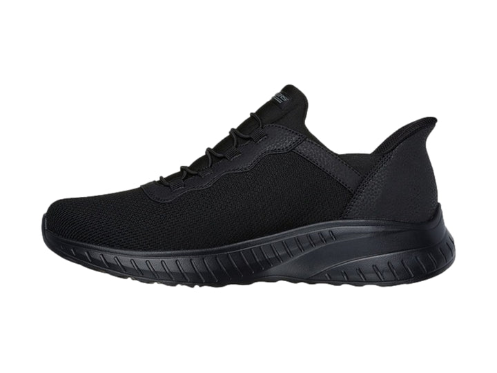 Tenis Skechers Slip-ins color negro total con suela texturizada y parte superior de malla transpirable.