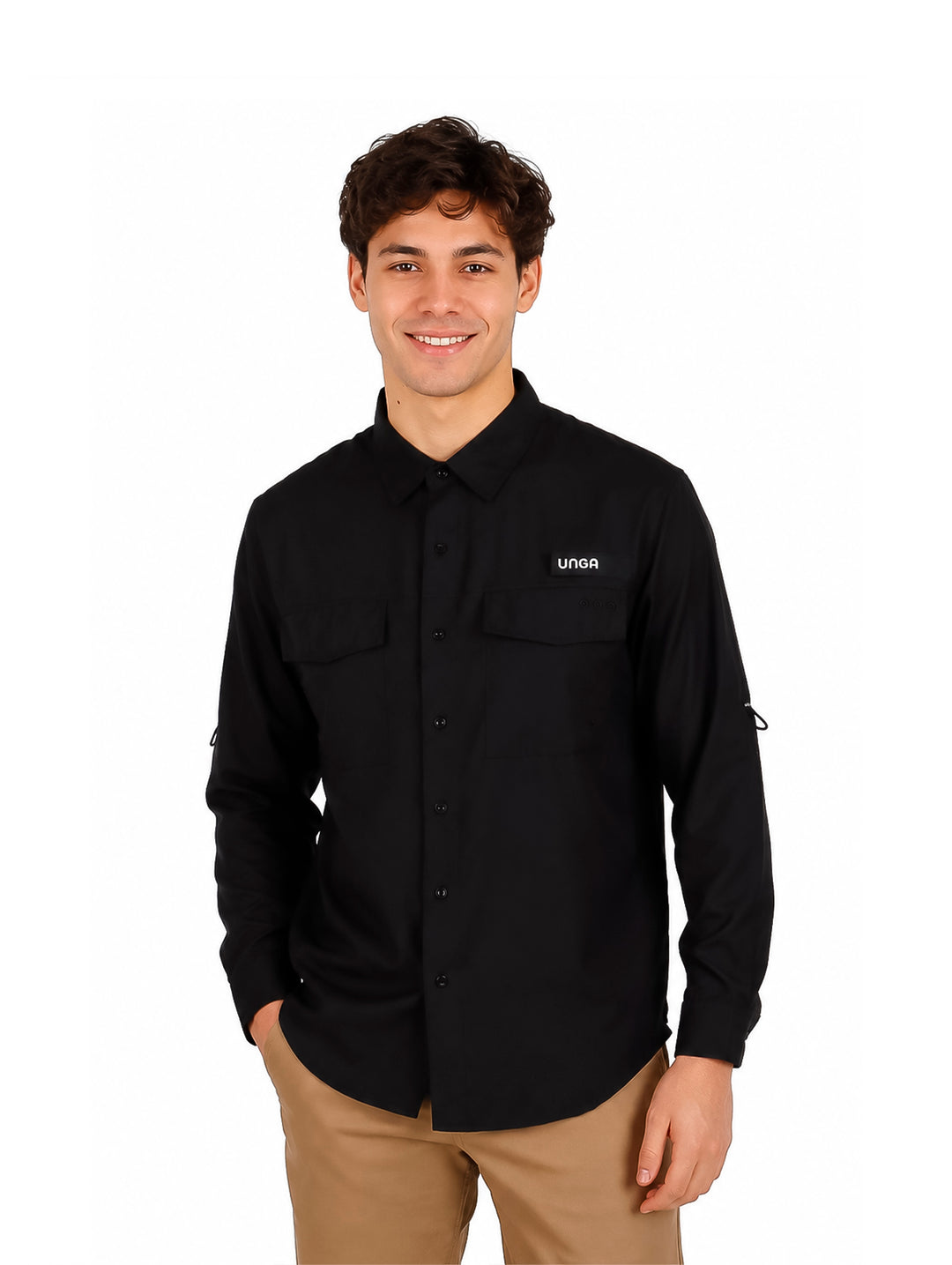 Hombre vistiendo camisa outdoor de color negro con manga larga y bolsillos frontales.